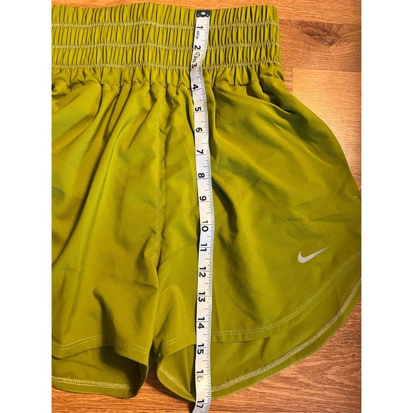 Women's Nike Dri-Fit Ultra High-Waisted Brief-Lined Shorts. Olive Green. Size xs - Picture 3 of 6